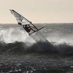 Saltando viento con un viento Mistral de los duros (30 nudos)