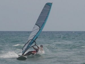 Una vela que obliga a colgarse